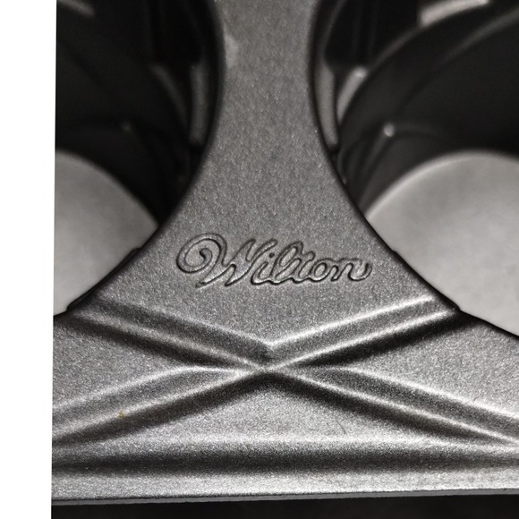 Wilton Giant Ice Cream Cone Cupcake Pan Nonstick 7 Cavity Muffin Top Baking Mold - Picture 4 of 11